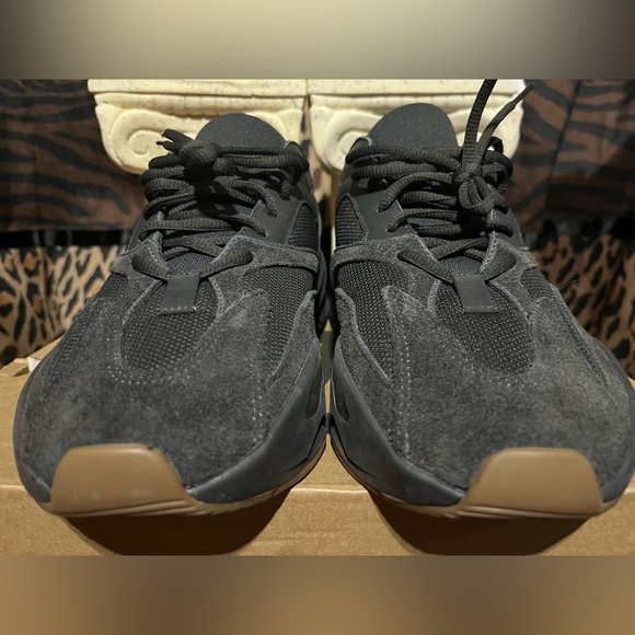 Adidas X Yeezy 700 Utility Black 10.5 - Picture 4 of 9